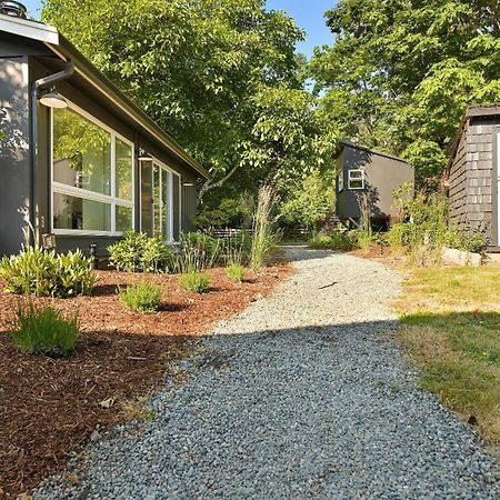 The Bayside Cottage North Saanich Экстерьер фото