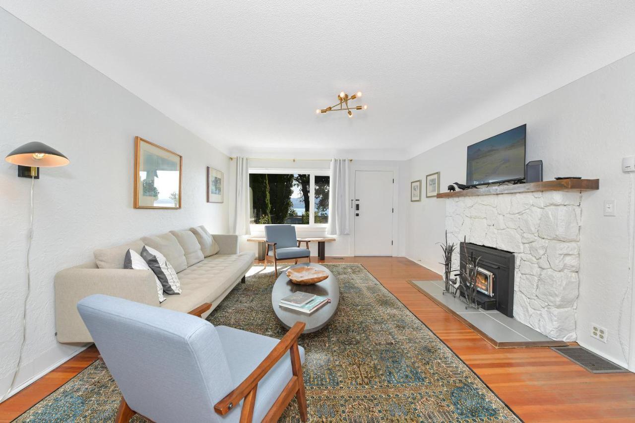 The Bayside Cottage North Saanich Экстерьер фото