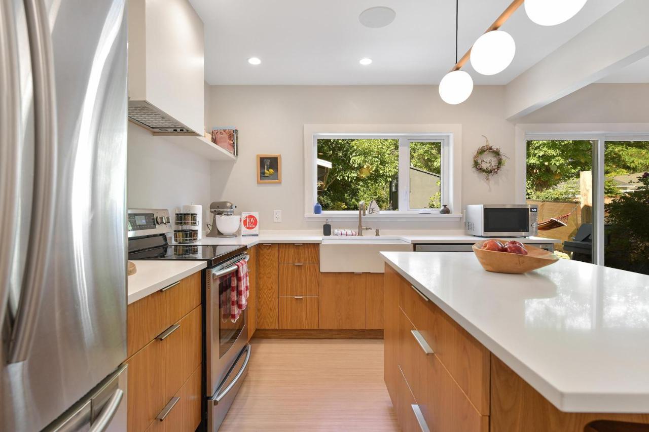 The Bayside Cottage North Saanich Экстерьер фото