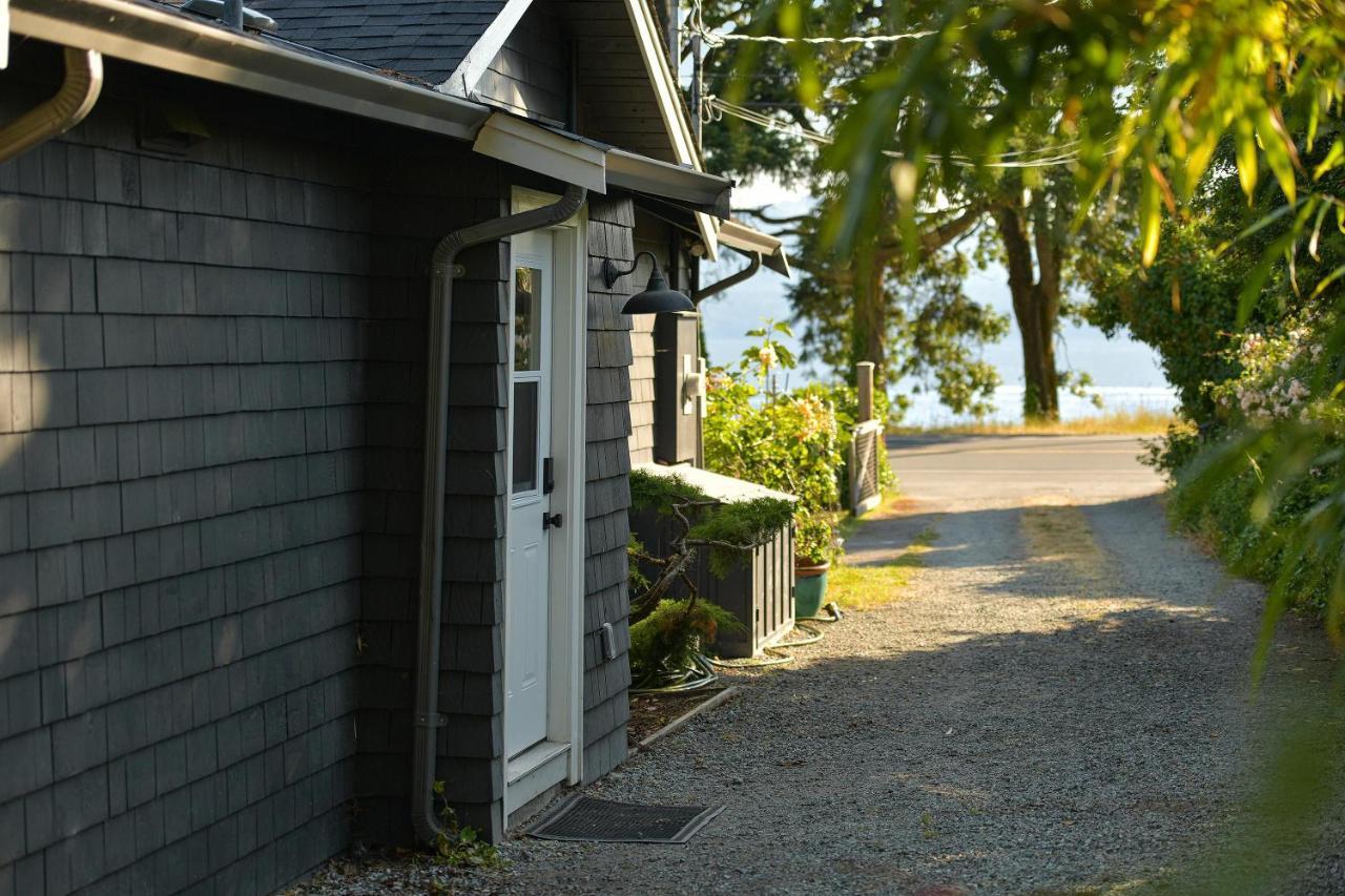 The Bayside Cottage North Saanich Экстерьер фото