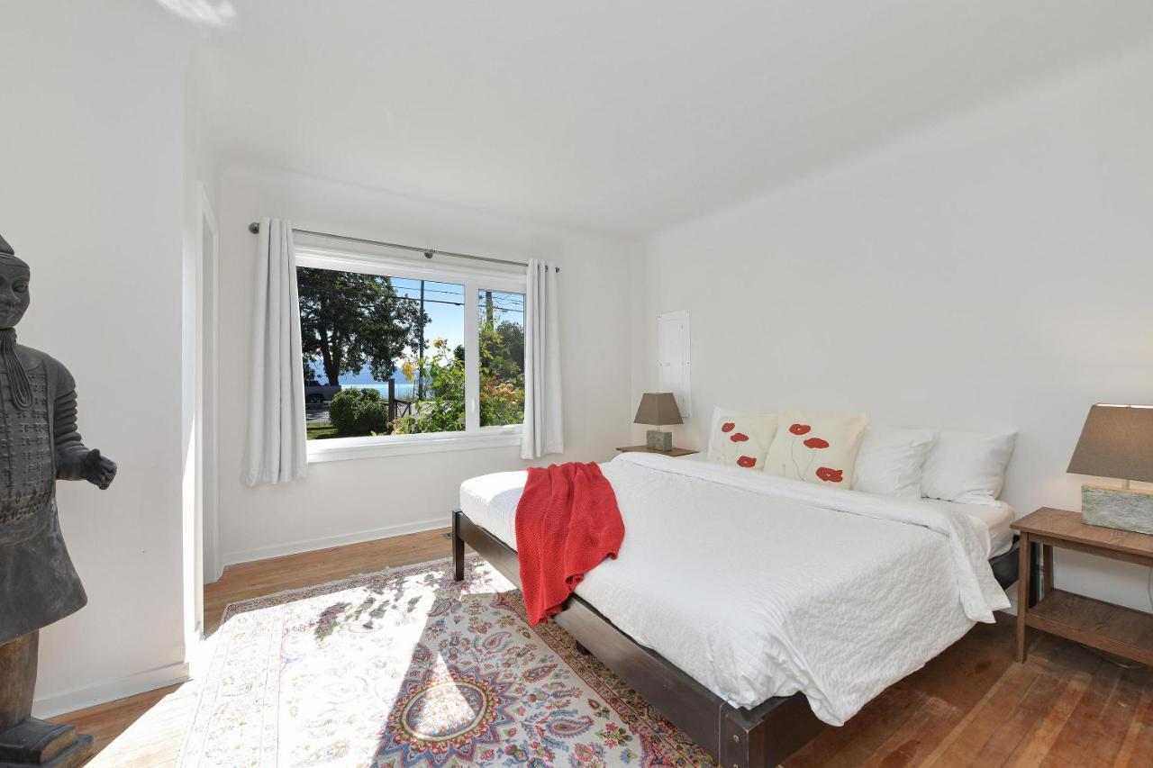 The Bayside Cottage North Saanich Экстерьер фото