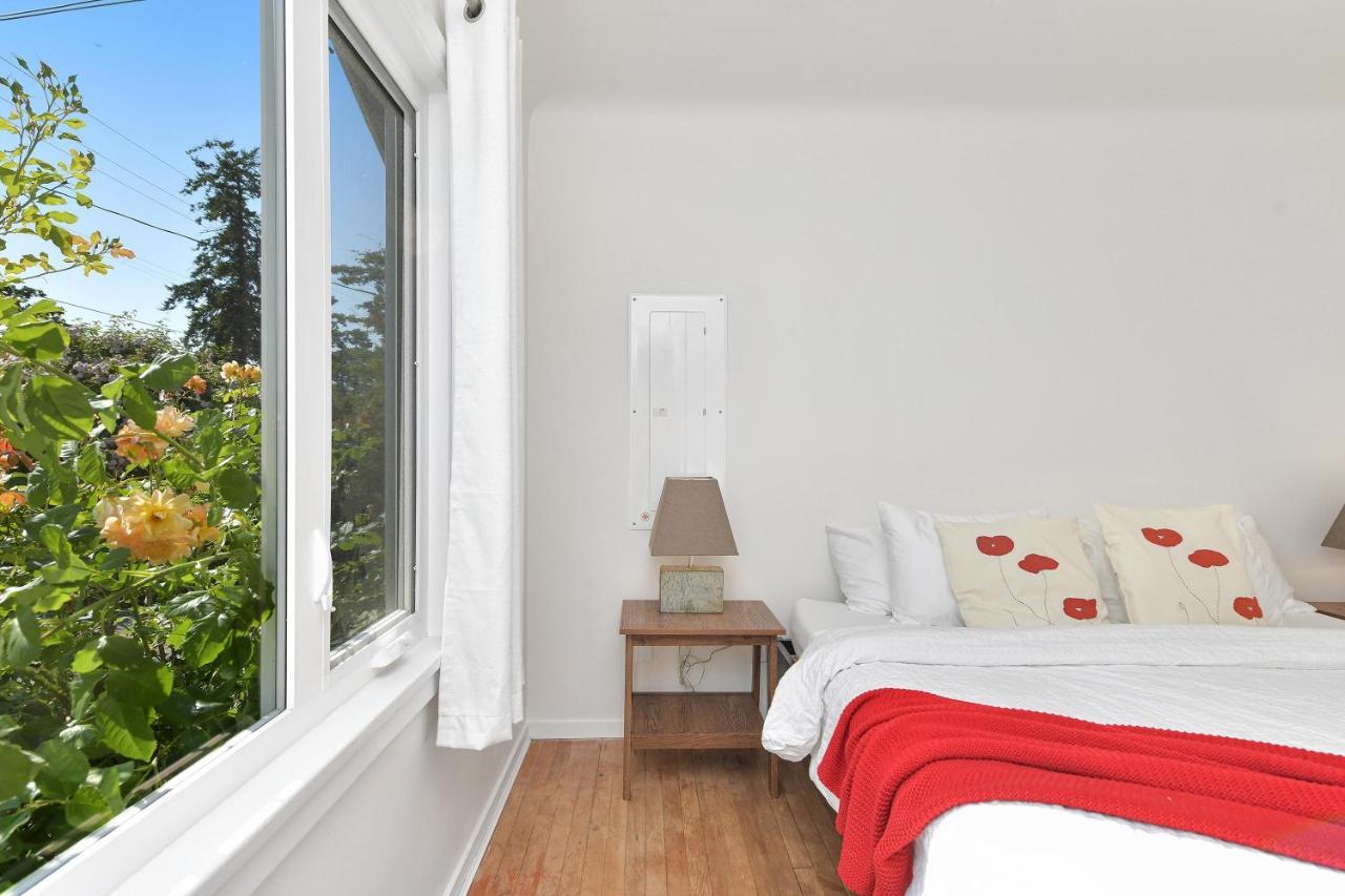 The Bayside Cottage North Saanich Экстерьер фото