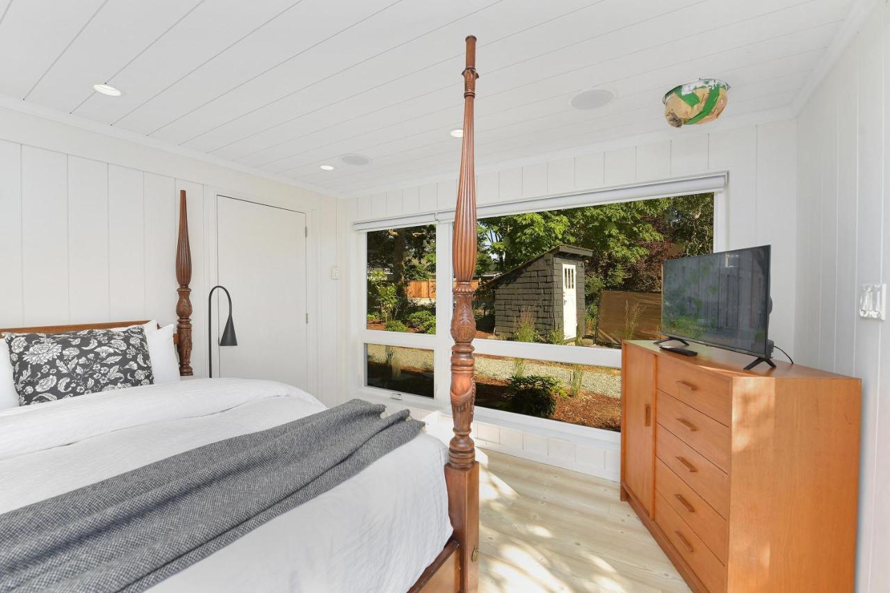 The Bayside Cottage North Saanich Экстерьер фото