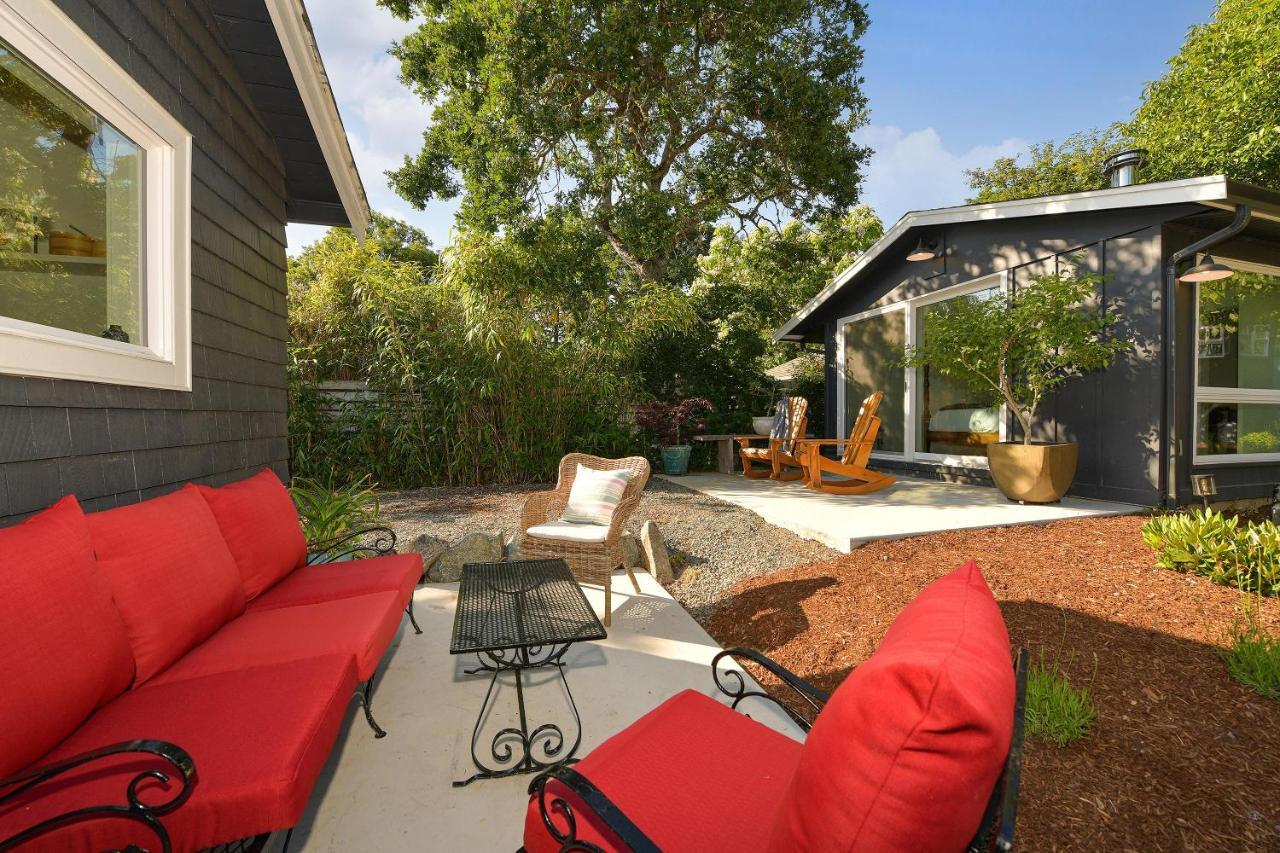 The Bayside Cottage North Saanich Экстерьер фото