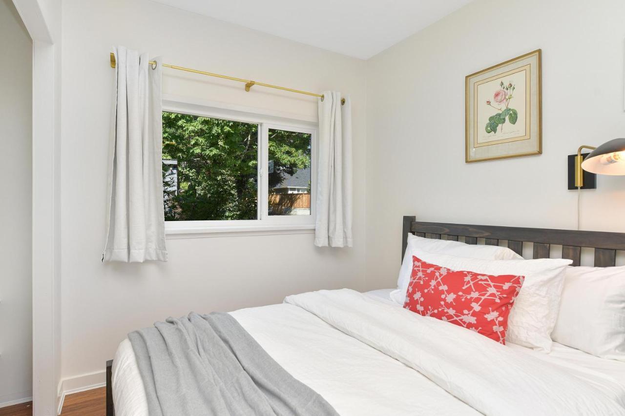 The Bayside Cottage North Saanich Экстерьер фото