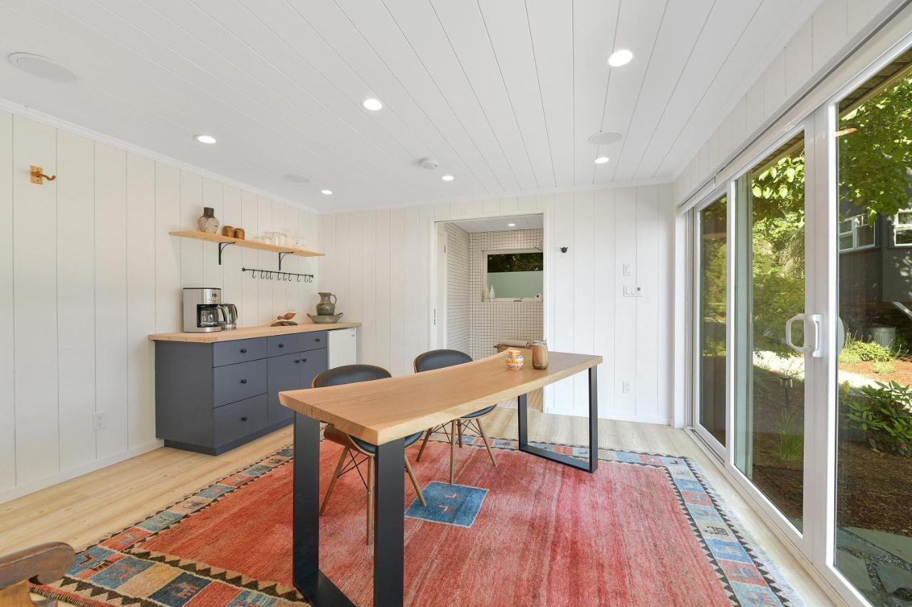 The Bayside Cottage North Saanich Экстерьер фото