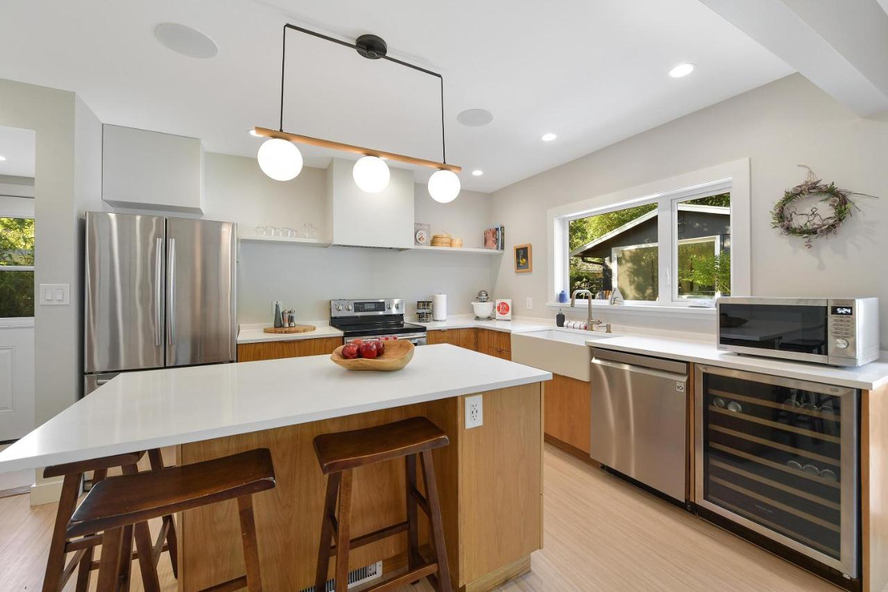 The Bayside Cottage North Saanich Экстерьер фото