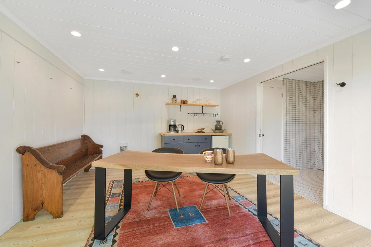 The Bayside Cottage North Saanich Экстерьер фото