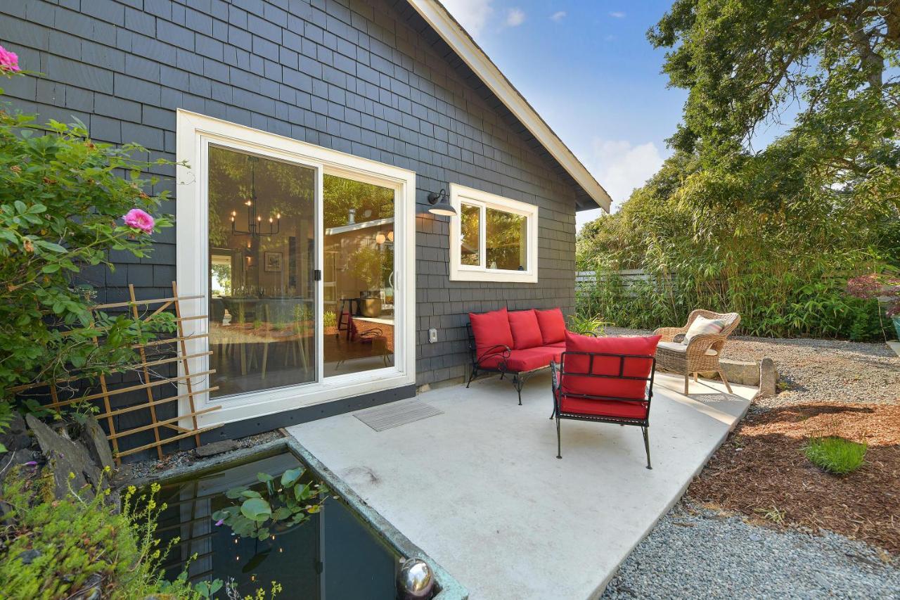 The Bayside Cottage North Saanich Экстерьер фото