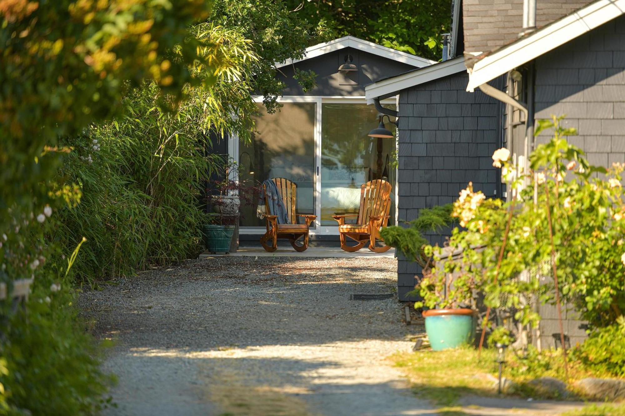The Bayside Cottage North Saanich Экстерьер фото