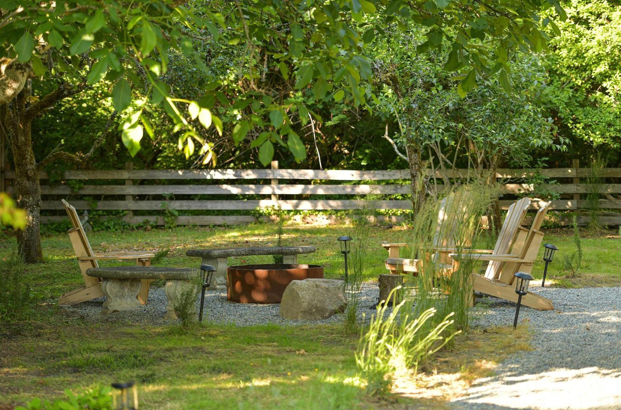The Bayside Cottage North Saanich Экстерьер фото