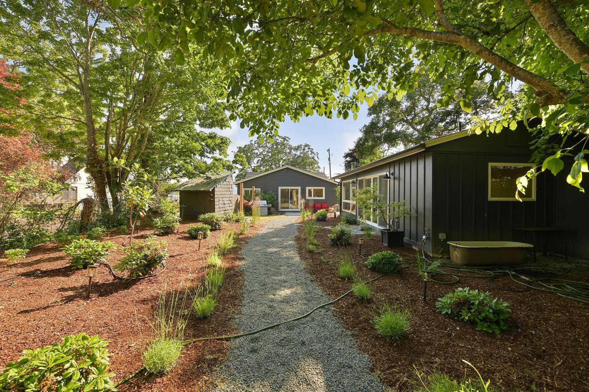 The Bayside Cottage North Saanich Экстерьер фото