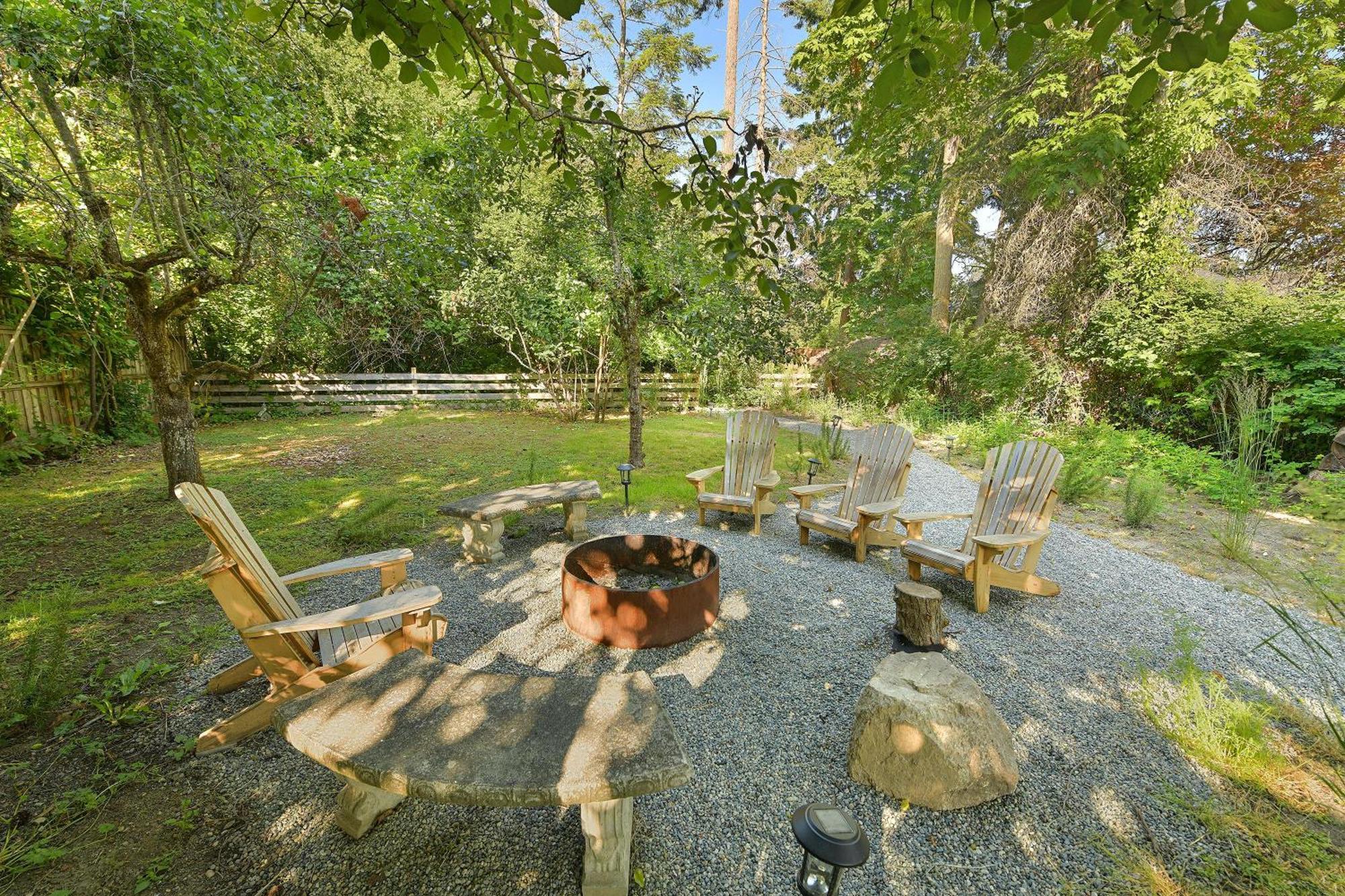 The Bayside Cottage North Saanich Экстерьер фото