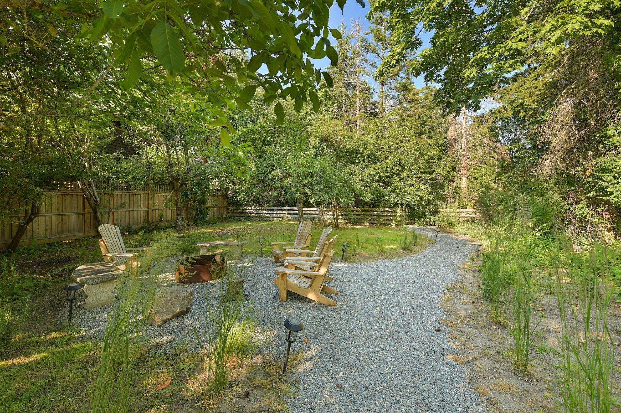 The Bayside Cottage North Saanich Экстерьер фото